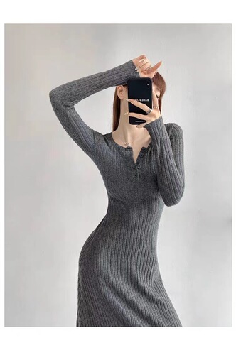 Sassy sister vibes! A knitted sweater dress—perfect for spring and autumn, featuring a relaxed, laid-back style with a waist-defining design and a mid-length cut.