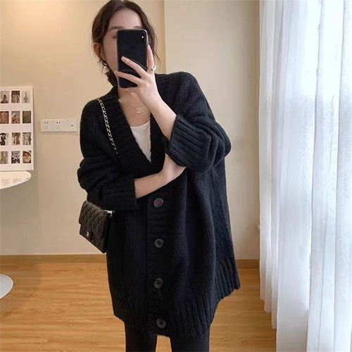 Hong Kong-style Korean-inspired relaxed-fit knitted cardigan for women, 2025 autumn/winter new arrival—mid-length, perfect for petite figures, ideal as an outerwear sweater jacket.