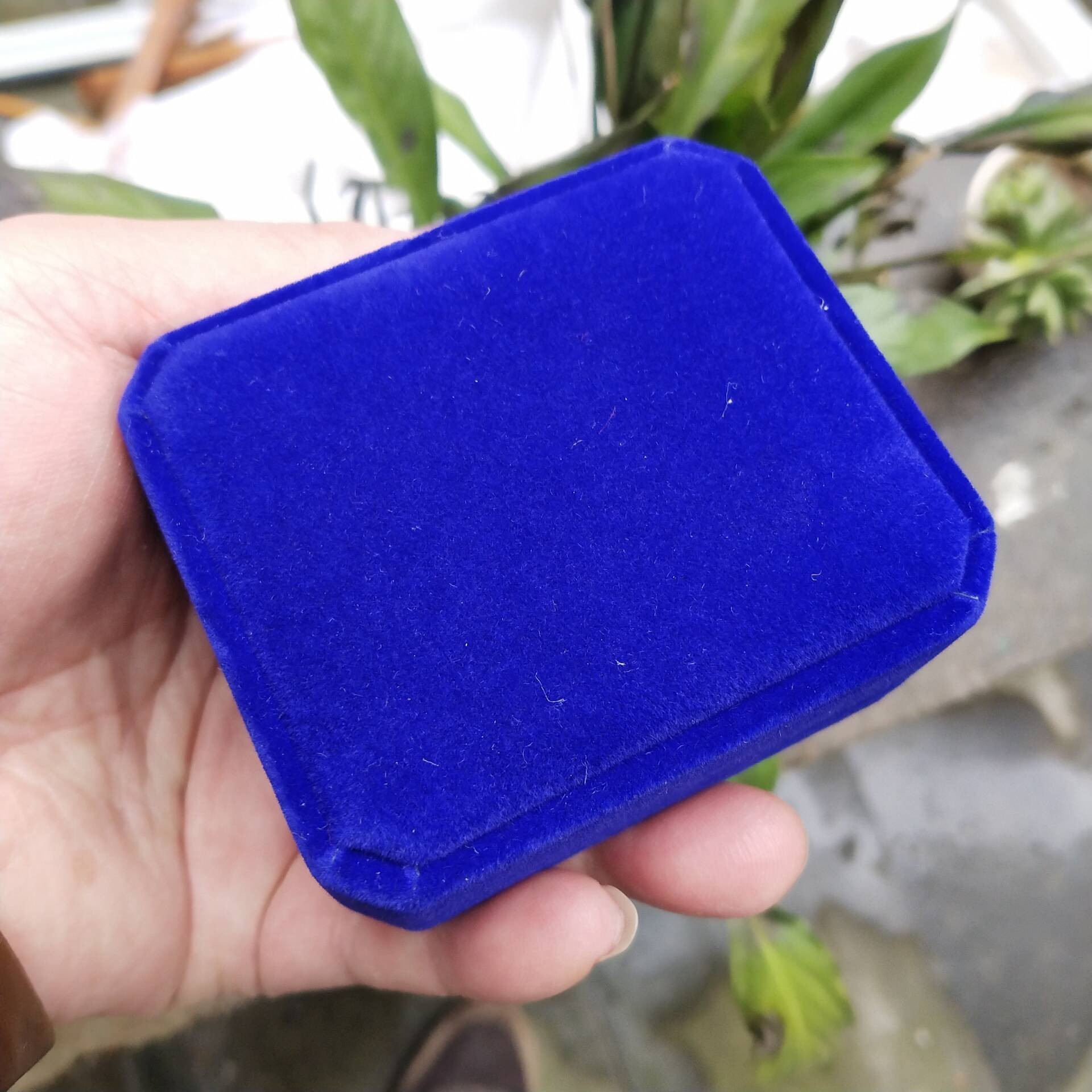 Fashionable velvet brooch