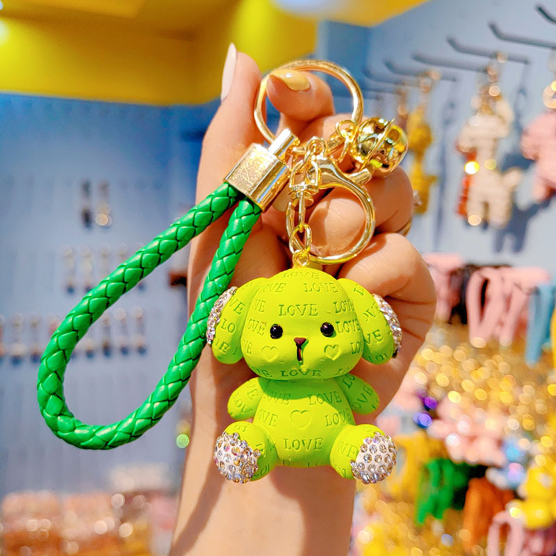 Cute llavero de dibujos animados mujeres diamantes letras perros automóviles colgantes pareja llavero bolsos de estudiantes colgantes al por mayor