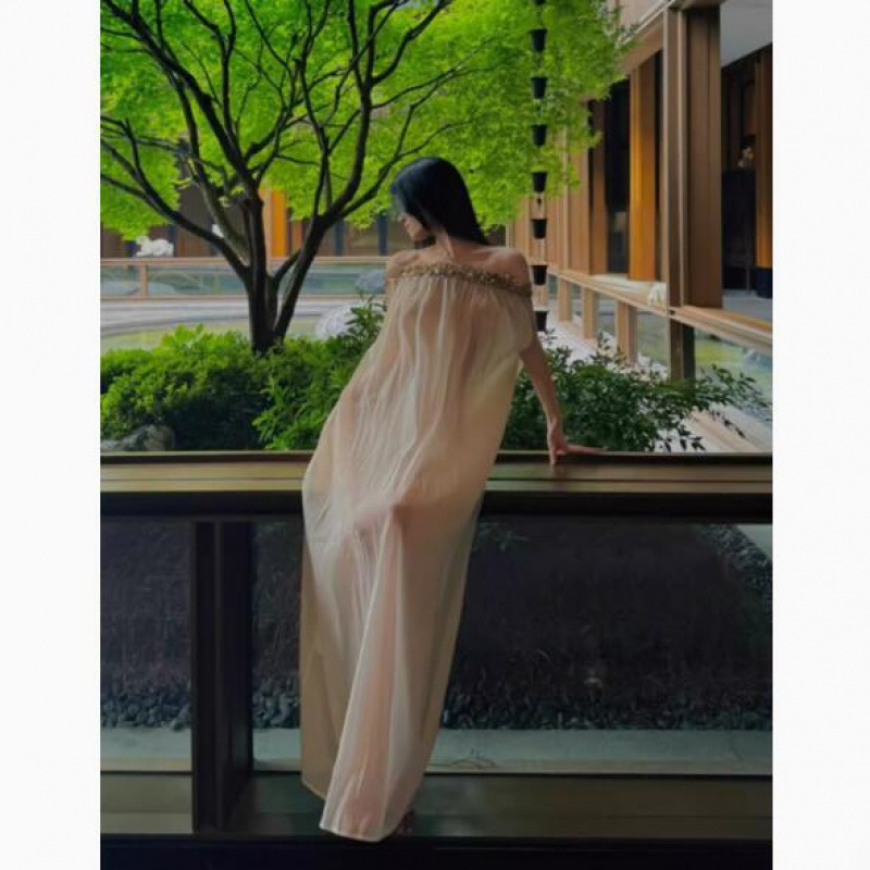高级感法式一字肩亮片抹胸连衣裙女夏季设计感慵懒度假风海边长裙|undefined