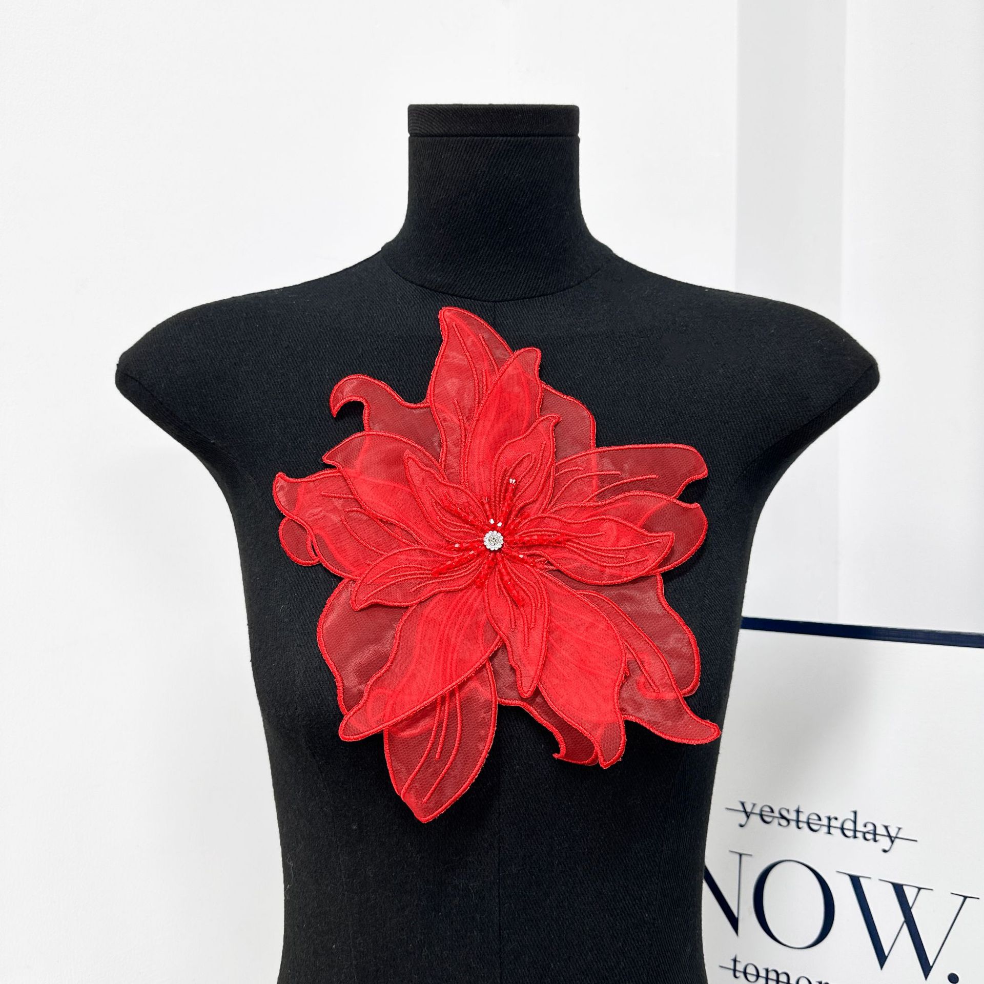 Parche de tela floral en blanco y negro con cuentas y múltiples capas de organza, muy vendido, con alfileres para diseño de vestidos y accesorios DIY. image 11
