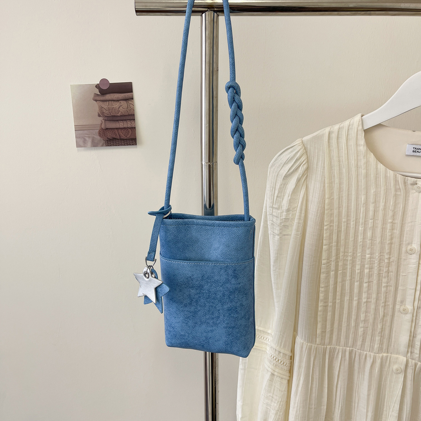 La versión coreana de nicho de color sólido bolso de teléfono móvil para mujeres 2026 verano nuevo pequeño y ligero bolso de hombro pequeño