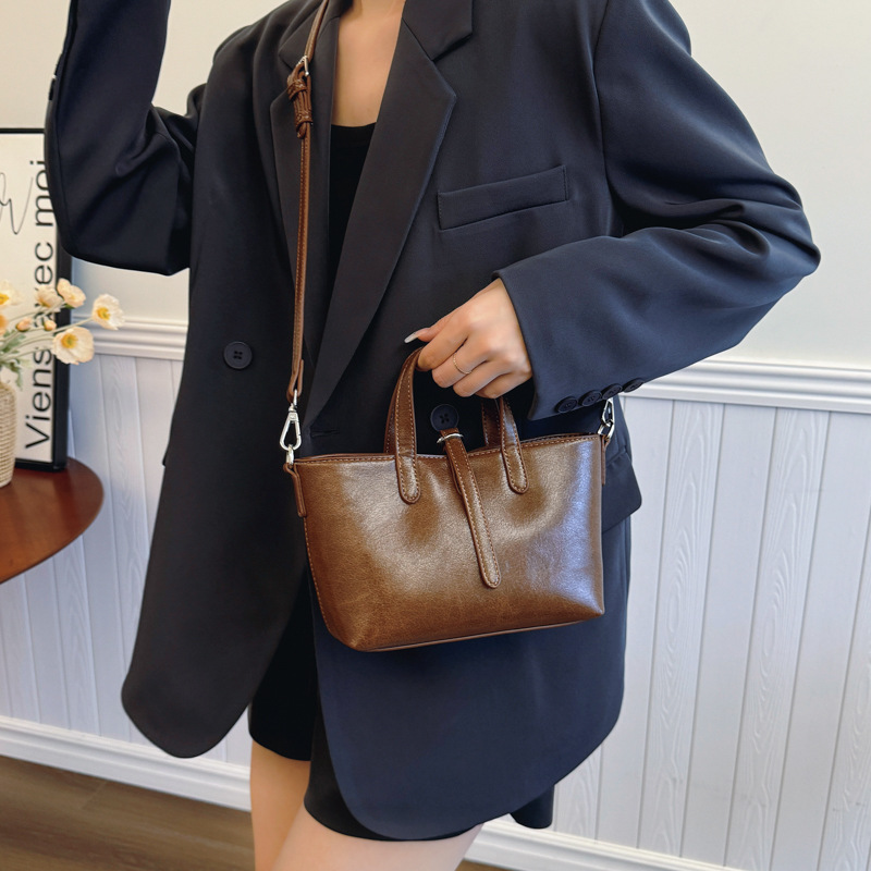 Bolsa de cubo de cera de mano coreana para mujeres 2024 nueva moda de bolso de hombro universal nicho de alto nivel bolso de mochila