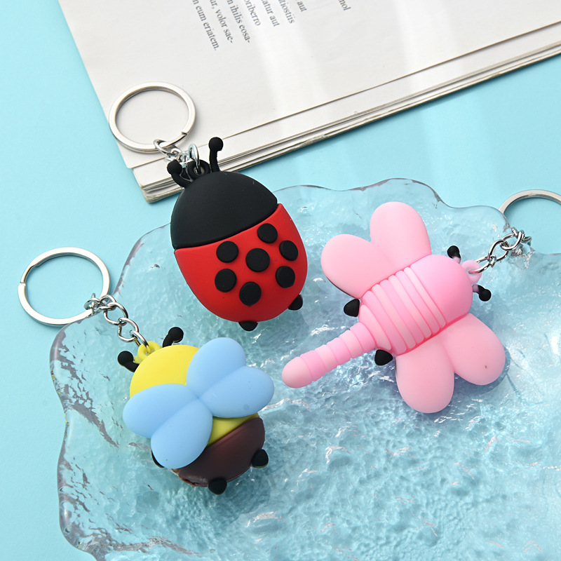 Dibujos animados flexible pegamento tridimensional libélula abeja llavero lindo oruga de siete estrellas mariquita muñeca llavero colgante