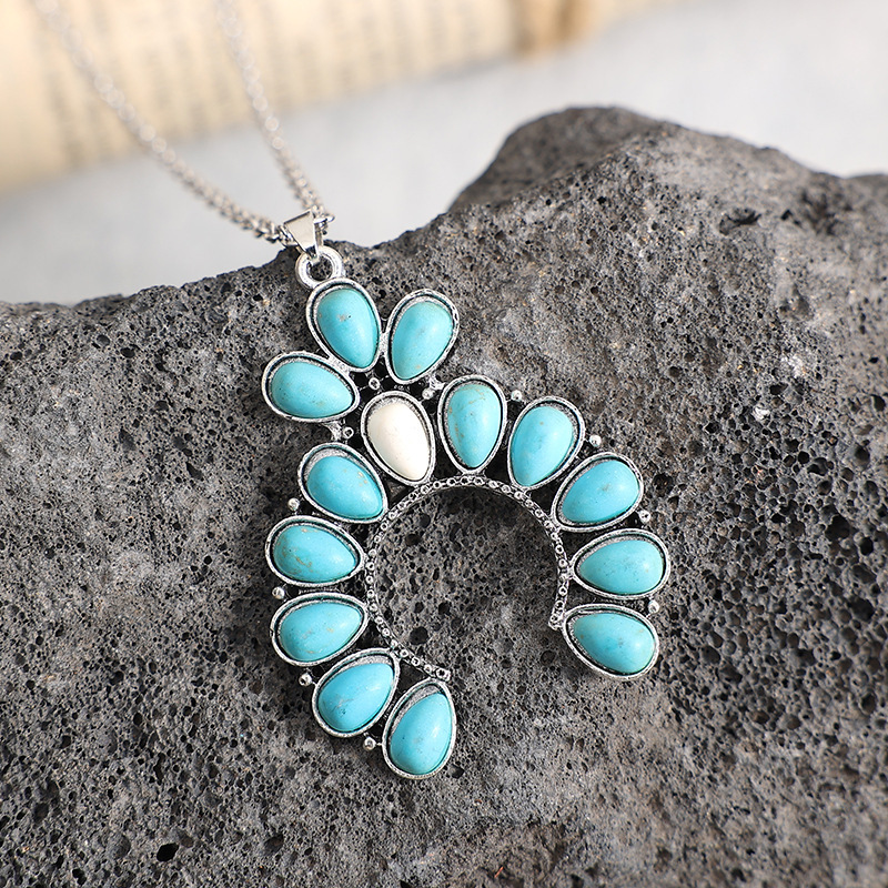Retro Semicircle Water Droplets Alloy Inlay Turquoise Women's Pendant Necklace display picture 4