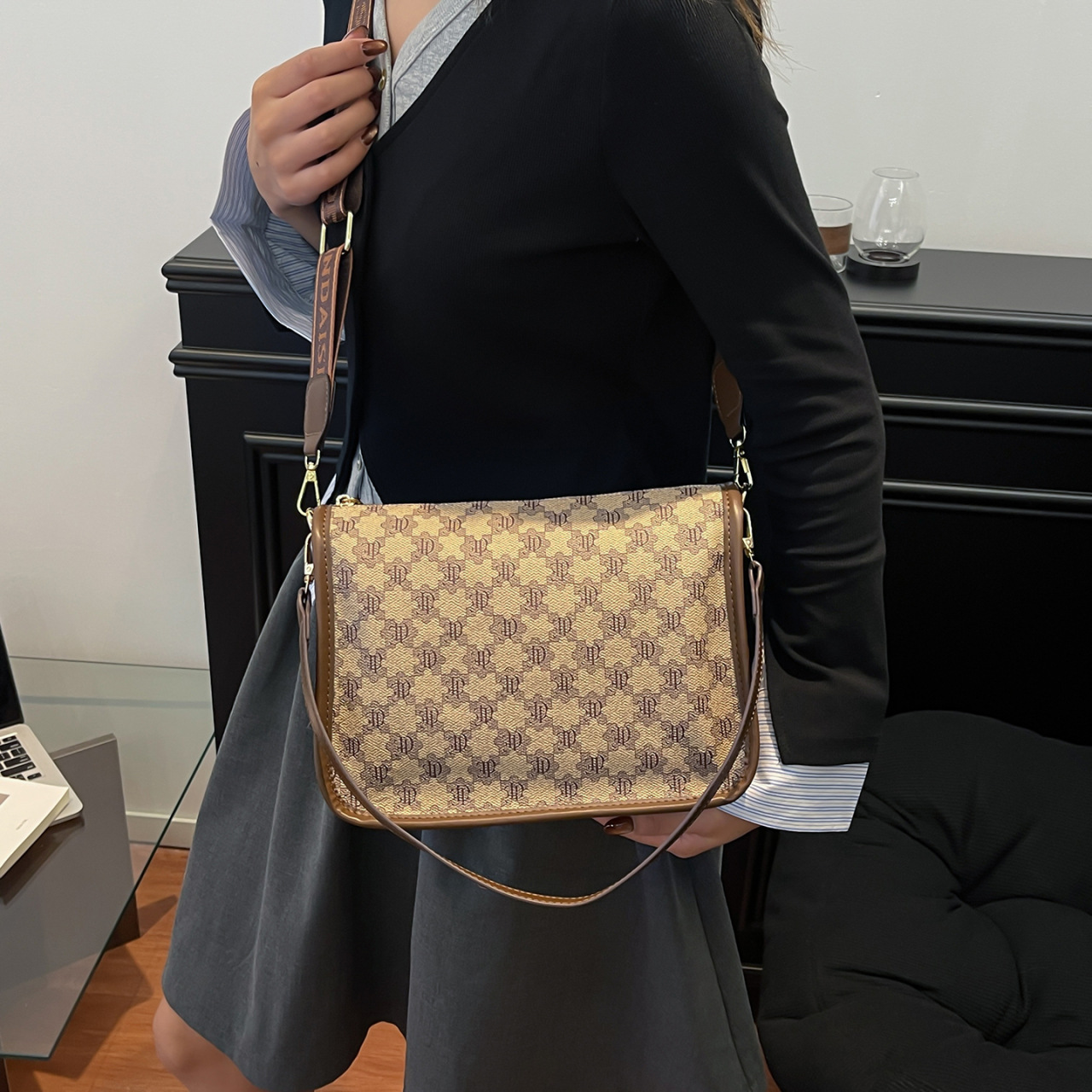 Fashionable Women's Printed Shoulder Bag With Luxurious Texture_voghion.com
