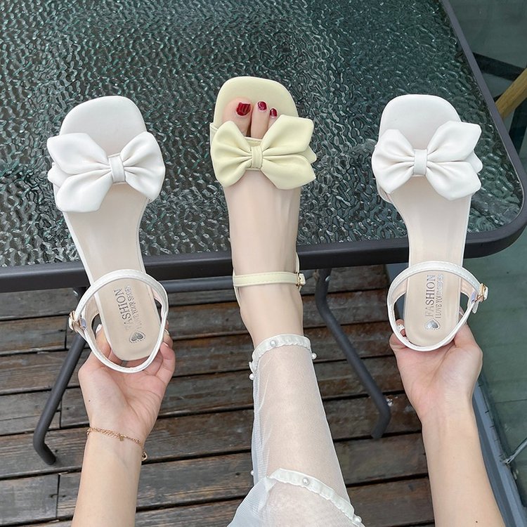 Zapatos de cuero suave de tacones altos para mujeres verano 2024 nueva moda de arco de arco universal cómodo con sandalias de tacones gruesos para mujeres