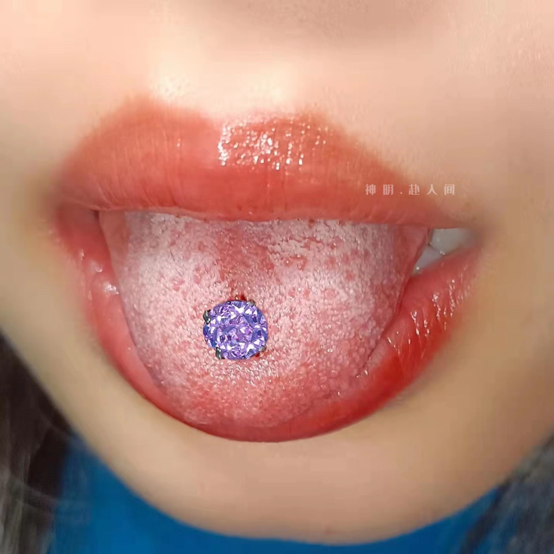 16G labret stud size and finish detail