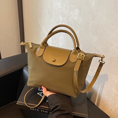 軽豪華カジュアル高級感バッグ女性2025新型軽量ナイロン布餃子バッグ通勤斜め掛けバッグ