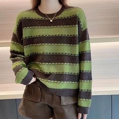 洋気がやせているニットの女性は秋冬のファッションがだらだらしています。