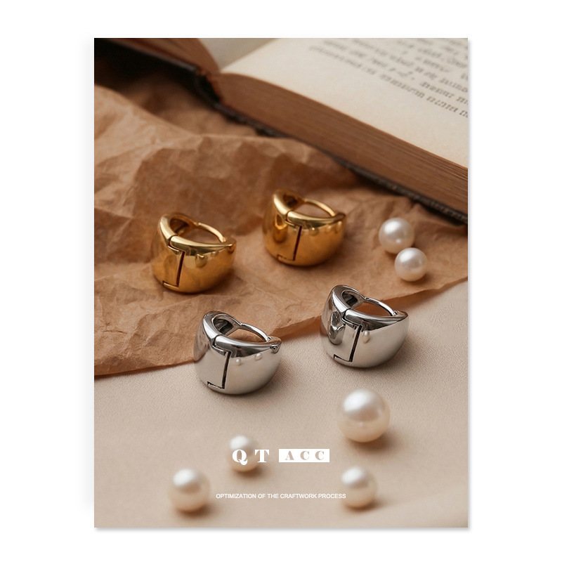 Bronce chapado en oro 925 plata japonés y coreano pequeño delicado lujo ligero temperamento brillante universal simple triángulo pendientes para orejas mujeres