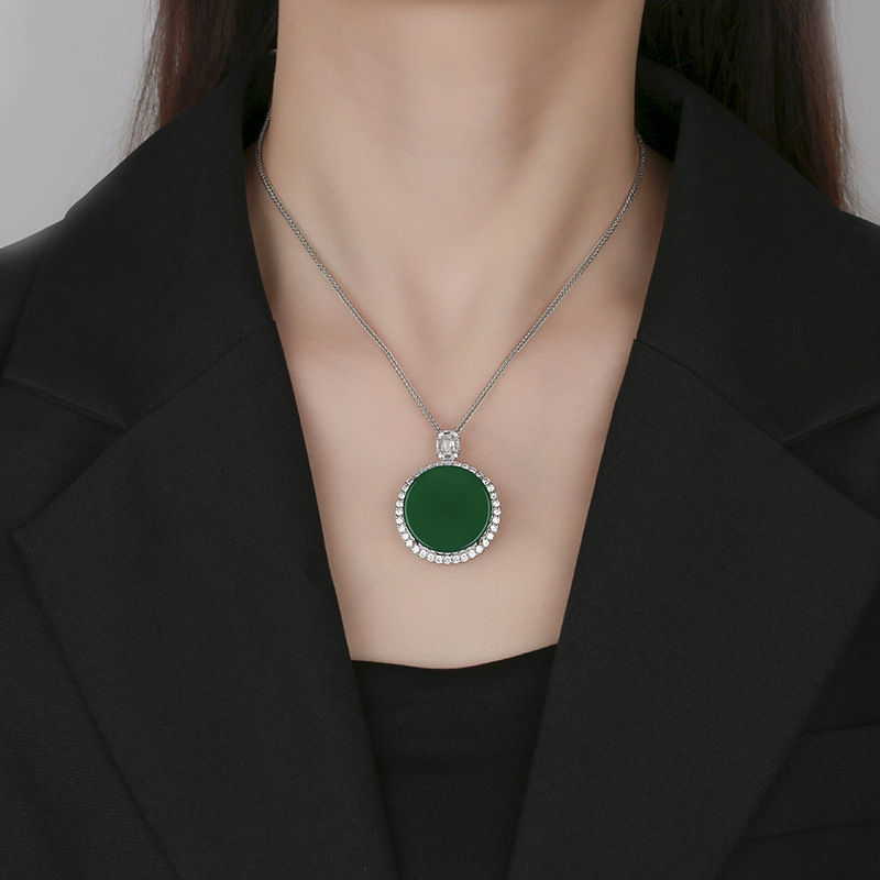 Otoño e invierno nuevo estilo Zhuangshengsheng Jewelry Ping An Wuai marca colgante collar de calcedonia regalo de cumpleaños piedra principal 25*25