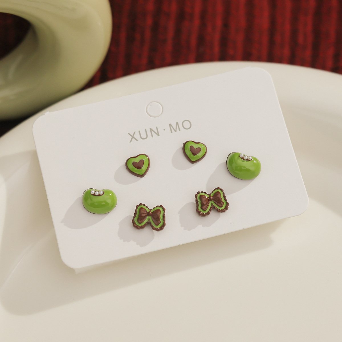 Juego de pendientes de aguja plateados, sencillos y compactos para mujer, pendientes geométricos en forma de corazón, bonitos, dulces y versátiles, venta al por mayor para puestos de mercado