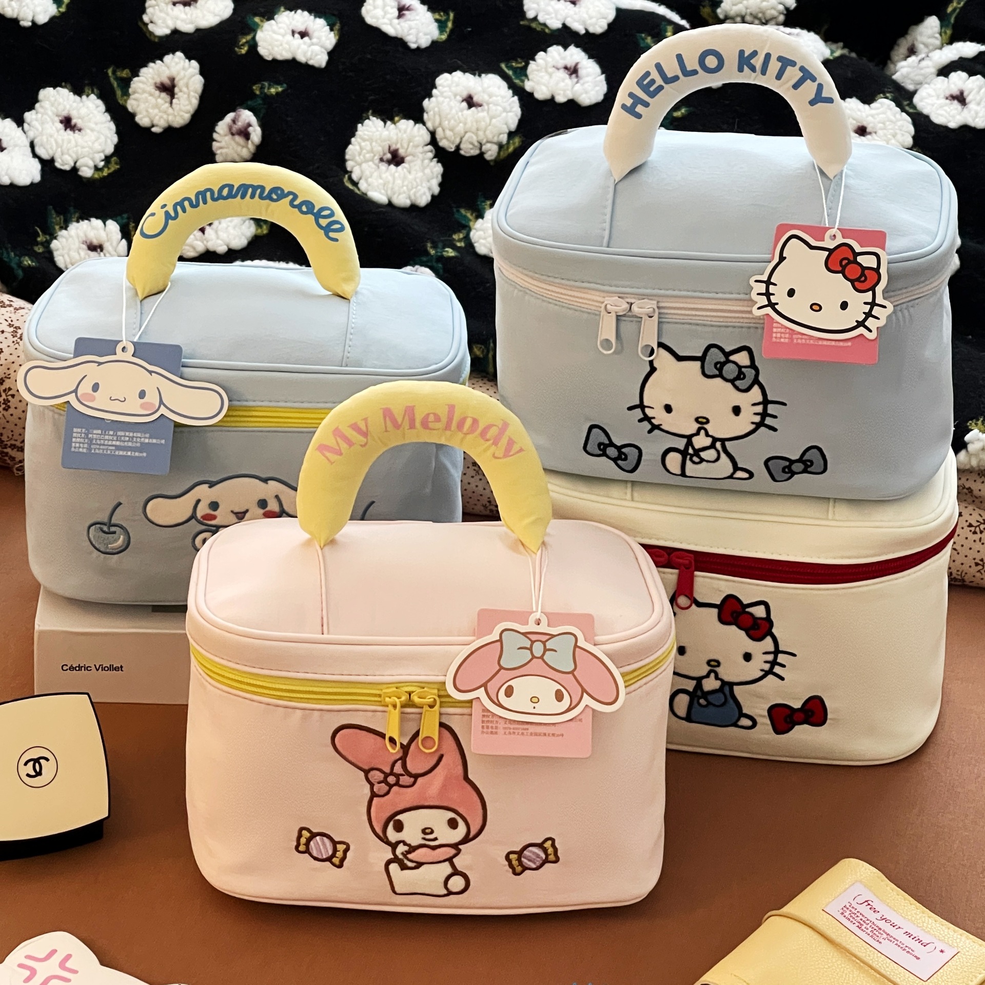 Sanrio Kitty bolsa de maquillaje portátil de gran capacidad, bolsa de almacenamiento portátil de alto valor facial, bolsa de lavado