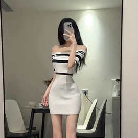 黑白条纹弹力冰丝针织连衣裙女春季气质性感一字肩露肩修身包臀裙