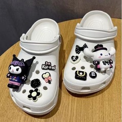 ネットの赤いファッションの穴の靴のアクセサリーの女性はdiyの靴の花のかわいい漫画の立体の取り外し可能なバックルの靴のバックルに適応します。