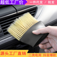 専用の車のエアコンの吹き出し口の清潔なブラシはほこりを取り除きます。