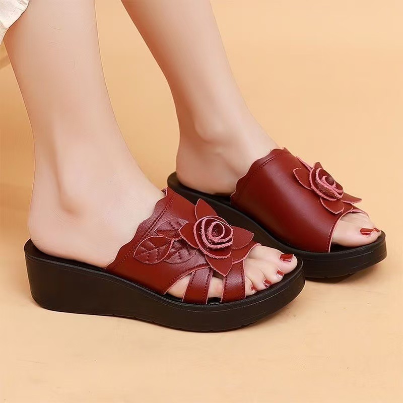 2026 verano de cuero suave de mediana edad damas con talón antideslizante de color sólido hermosa zapatillas de madre flores image 4