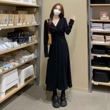 大码女2024秋冬新款v领打底连衣裙胖mm显瘦法式收腰黑色赫本长裙