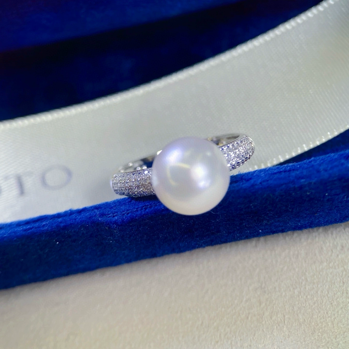 Платиновые аксессуары Pt900, бриллиантовое кольцо d0,25 карата, толстая золотая текстура, изображение с бусинами 9-10 мм без бусин