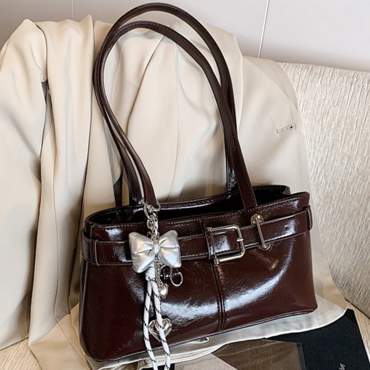 Korean-Style Niche Design High-End Retro Biker Chic Underarm Bag, Trendy and Fashionable Single-Shoulder Baguette Bag