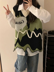 秋の新作ニットベストの女性はゆったりとしています。