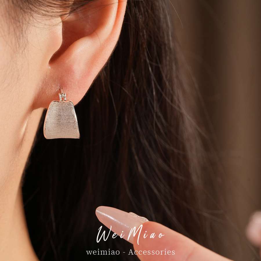 18 quilates de oro real chapado en alambre dibujado pernos de orejas redondos estilo minimalista personalidad de moda pendientes de orejas de lujo ligero de alto nivel