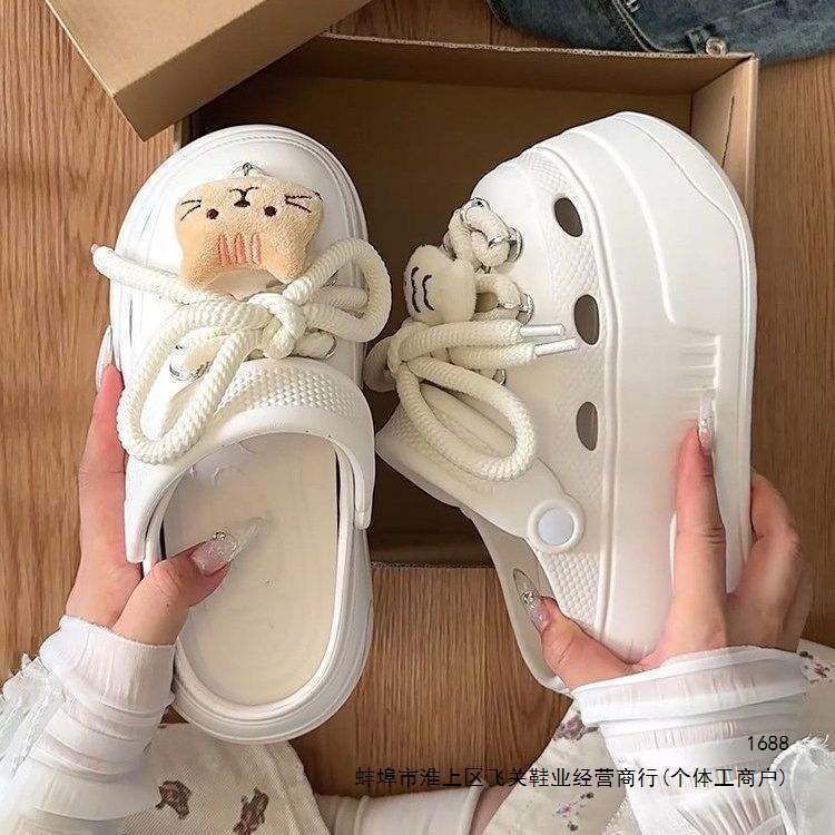 Cute and Stylish Perforated Shoes for Girls, 2026 Summer New Model, Outdoor Wear, Height-Increasing Thick Sole, Versatile Two-Way Slippers for Women
