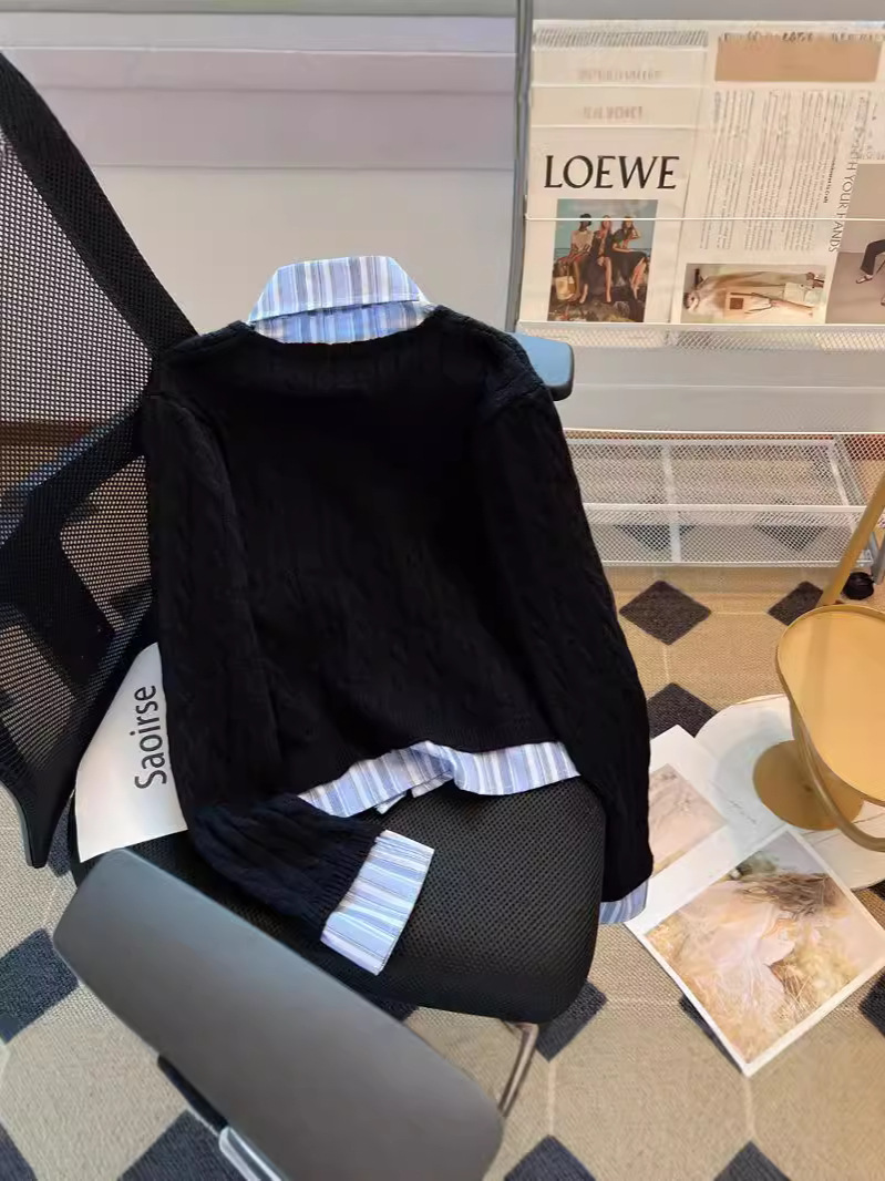 偽の2つのストライプのシャツはvネックのセーターの女性の秋冬のデザイン感をつなぎます。