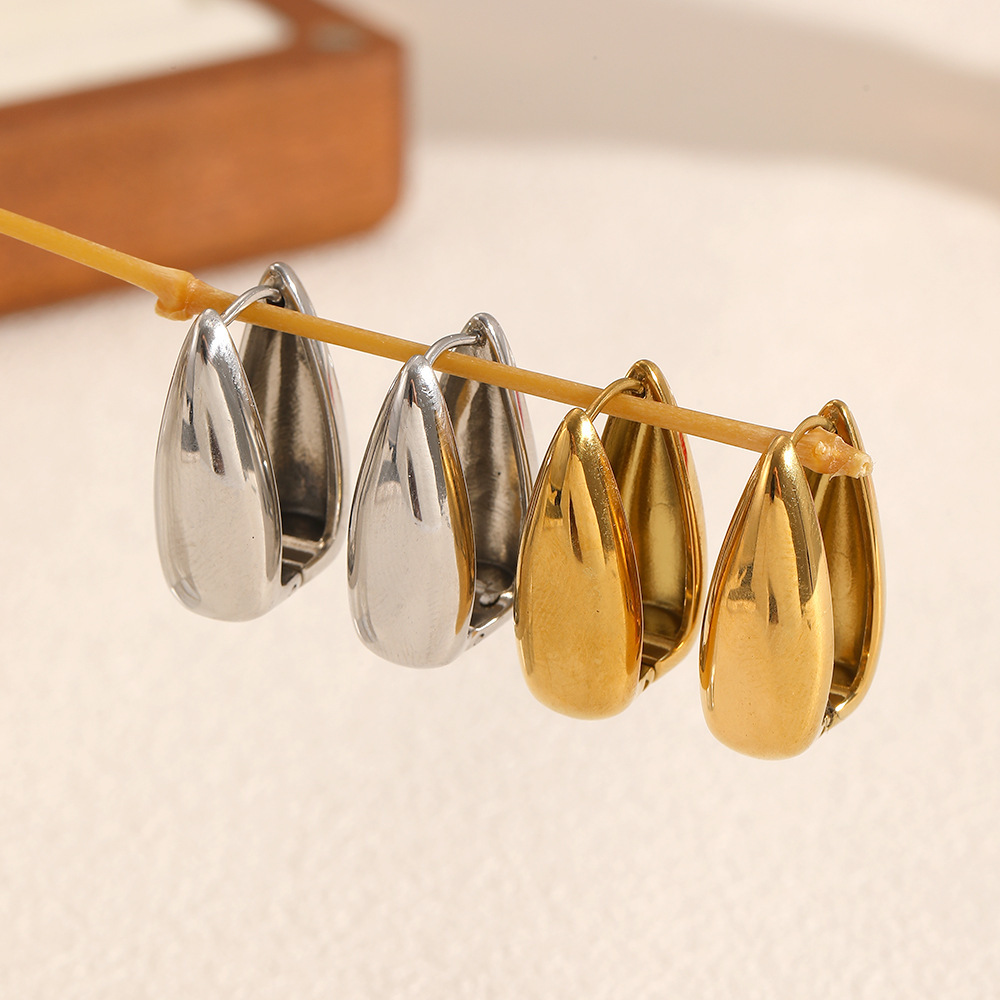 Pendientes de oreja de acero inoxidable cuadrado geométrico de personalidad europea y americana Pendientes de oreja de acero de titanio chapado en oro simple de 18k para mujer