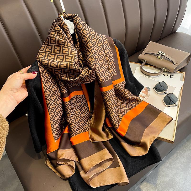 Nuevas letras europeas impresas en piedras preciosas amarillas imitación de seda seda brocado al aire libre con una toalla de playa bufandas de seda para mujeres