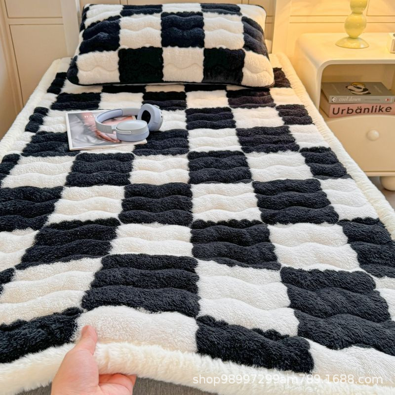 Thickened Student Dormitory Milk Velvet Mattress Pad Single Children's Bed Mat Winter Home Use Fleece Warm Blanket Thickened Student Dormitory Milk Velvet Mattress Pad Single Children's Bed Mat Winter Home Use Fleece Warm Blanket