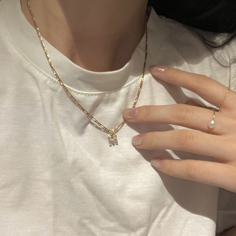 Luxuriöse Perlenkette mit Magnetverschluss für Damen. Hypoallergen, zartes Choker-Design für höchsten Tragekomfort und ein sicheres Gefühl. Europas Top-Trend-Perlenkette 2026._voghion.com