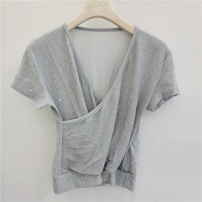 2026 verano nuevo sexy camiseta de cuello cruzado de mangas cortas de mujer caliente perforación irregular moda delgada blusa image 3