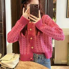 2023年小香风针织开衫外套女春装新款粉色格子毛衣短款小个子上衣