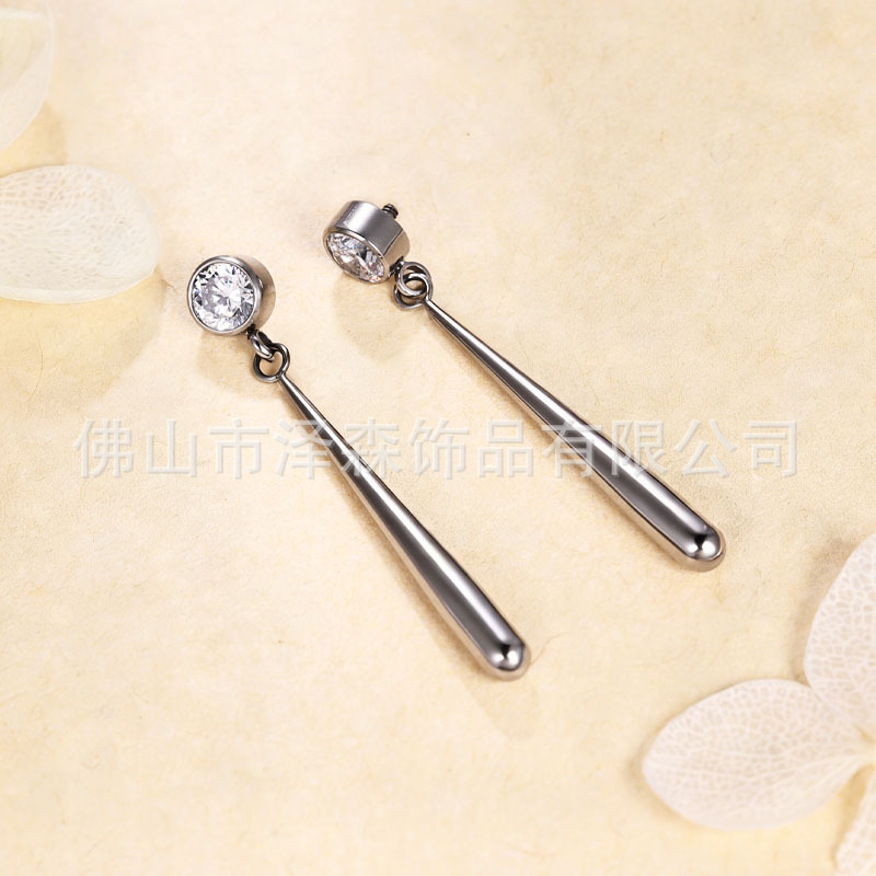 16G labret stud size and finish detail