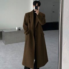 毛のコートの男の中の長さは膝を越えます。