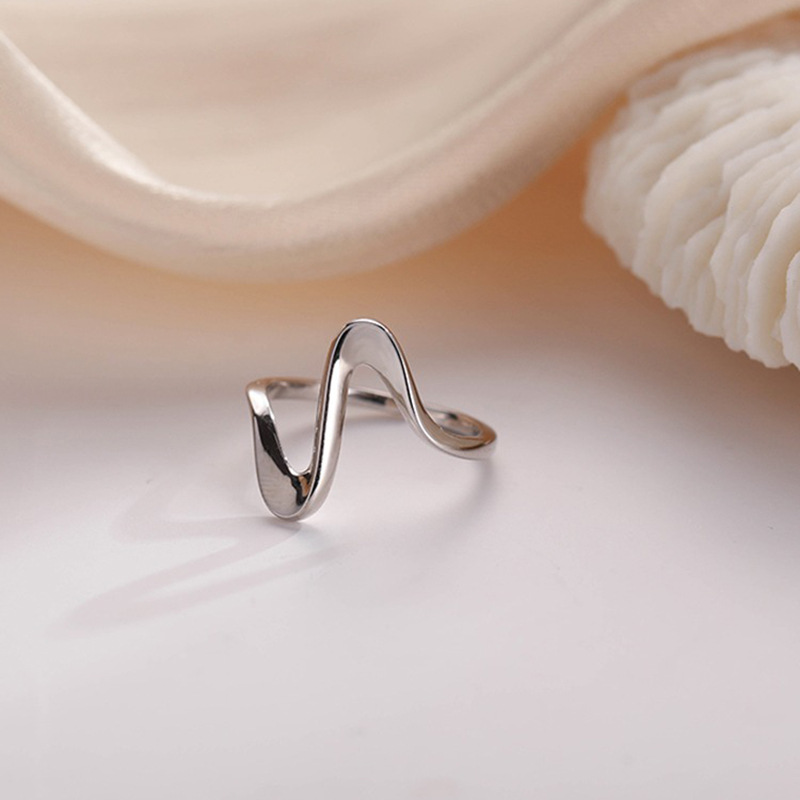 Anello in metallo stile minimalista con dito indice aperto e regolabile Mobius Twisted French Wave_voghion.com