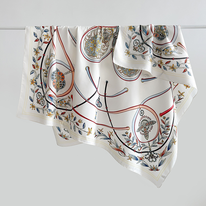 Toalla cuadrada impresa de nicho de estilo étnico de tendencia creativa, foto de fotografía de mujer de primavera y verano con bufanda fina de sarga