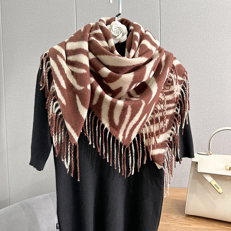 Nicho dulce cool clásico europeo y americano retrógrado impresión de leopardo bufandas de tendencia de otoño y invierno literatura y arte modelado bufandas de rayas de cachemira cuadrada
