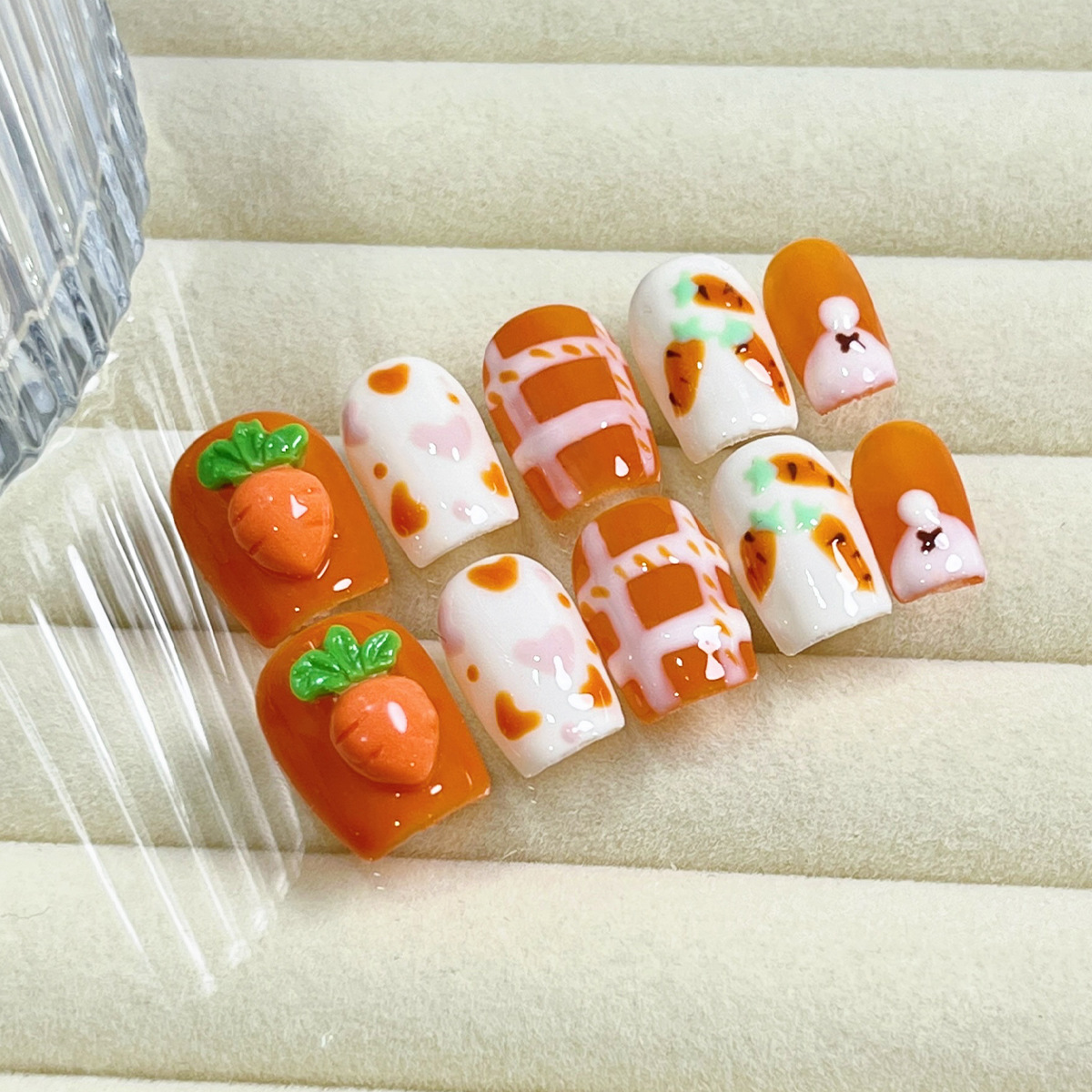 Caricatura linda armadura de vestir hecha a mano zanahoria corazón de melocotón dulce y fresca armadura de vestir de estilo puro de uñas de uñas hechas a mano