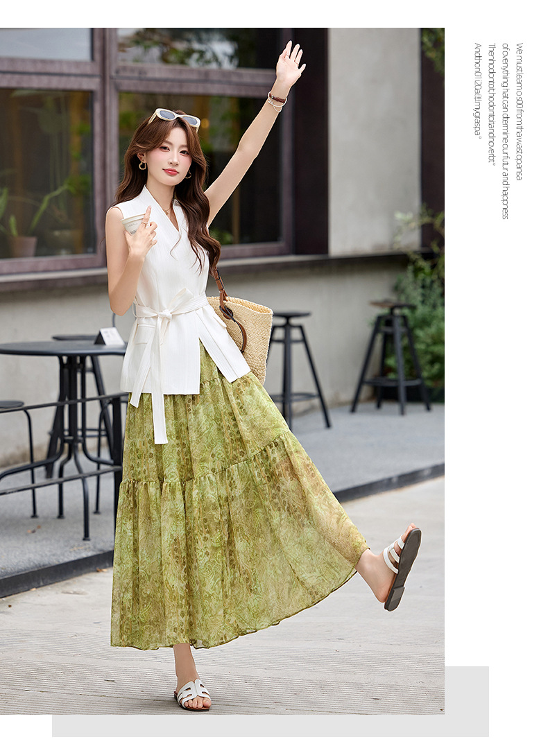 Bộ váy hai mảnh gồm áo vest không tay cổ V và chân váy midi họa tiết hoa, phong cách kỳ nghỉ — màu trắng, màu kaki, màu cà phê chi tiết 13