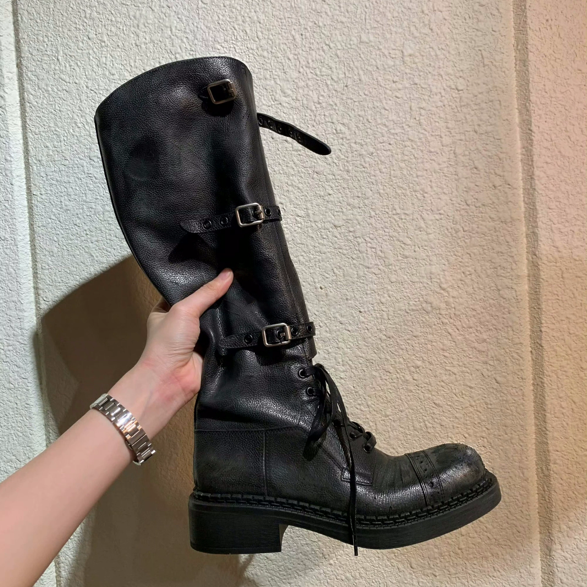 Овчинная версия ~ Miu модный кожаный ремень пряжка ретро толстый каблук рыцарь сапоги женские кожаные сапоги с толстой подошвы высокая сапоги