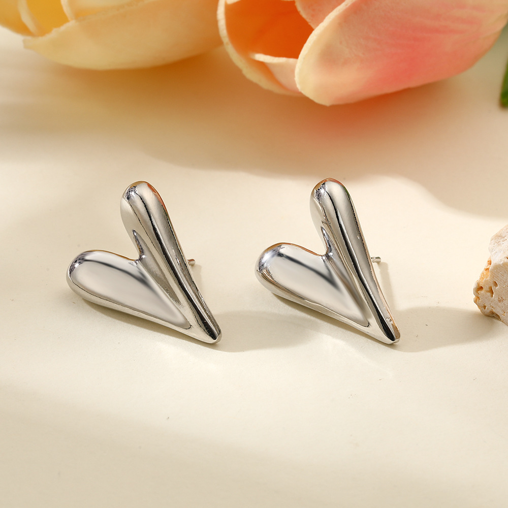 Plating Design 1 Pair Simple Style Heart Shape Plating Copper Gold Plated Ear Studs