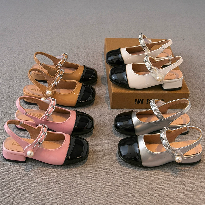 Модные сандалии для девочек 2024 Летняя корейская версия принцессы ветер жемчуг Баотоу колода полусандалии Мода шоу одиночные туфли
