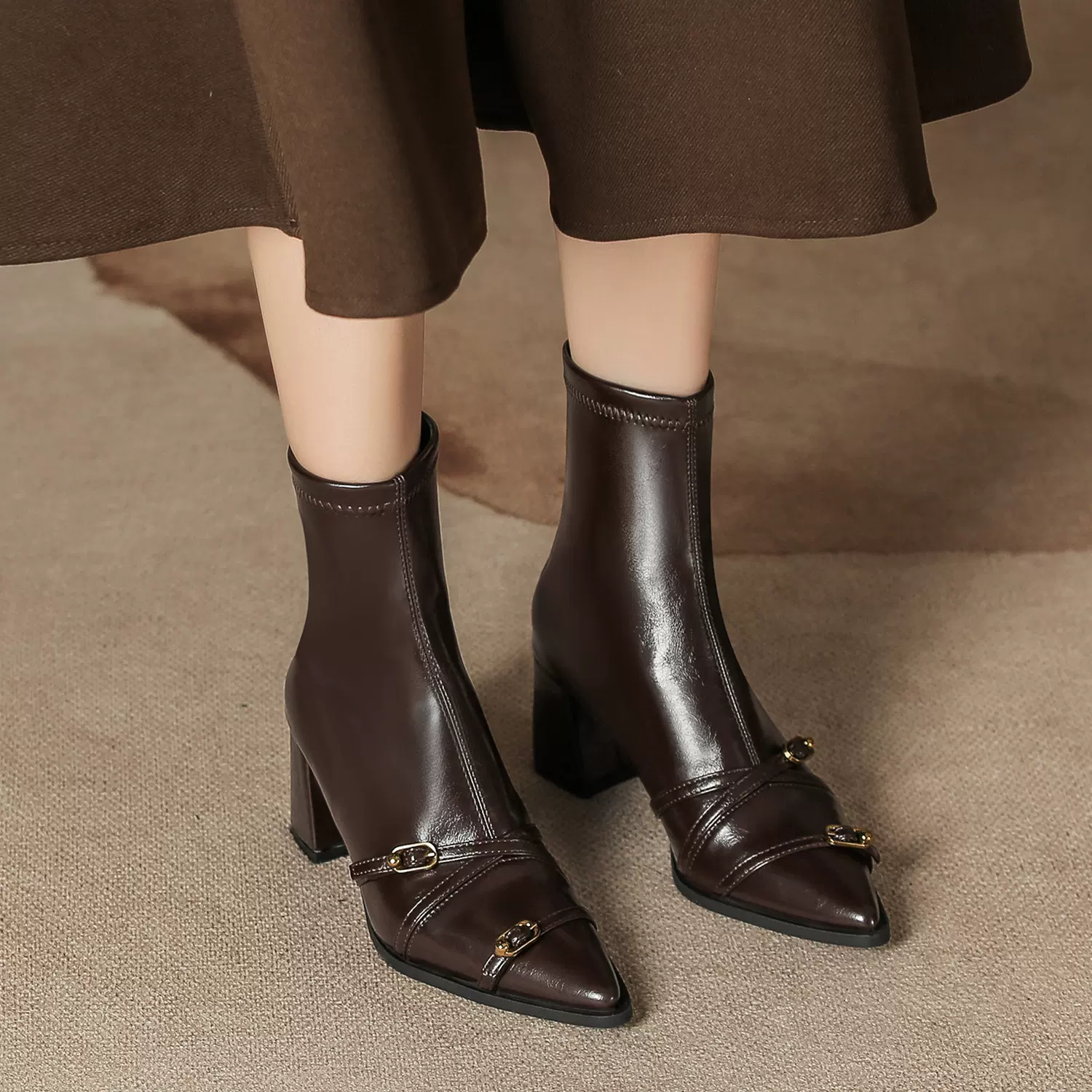 新款秋冬短靴女复古法式新款女式皮靴粗跟尖头后拉链靴子高级感