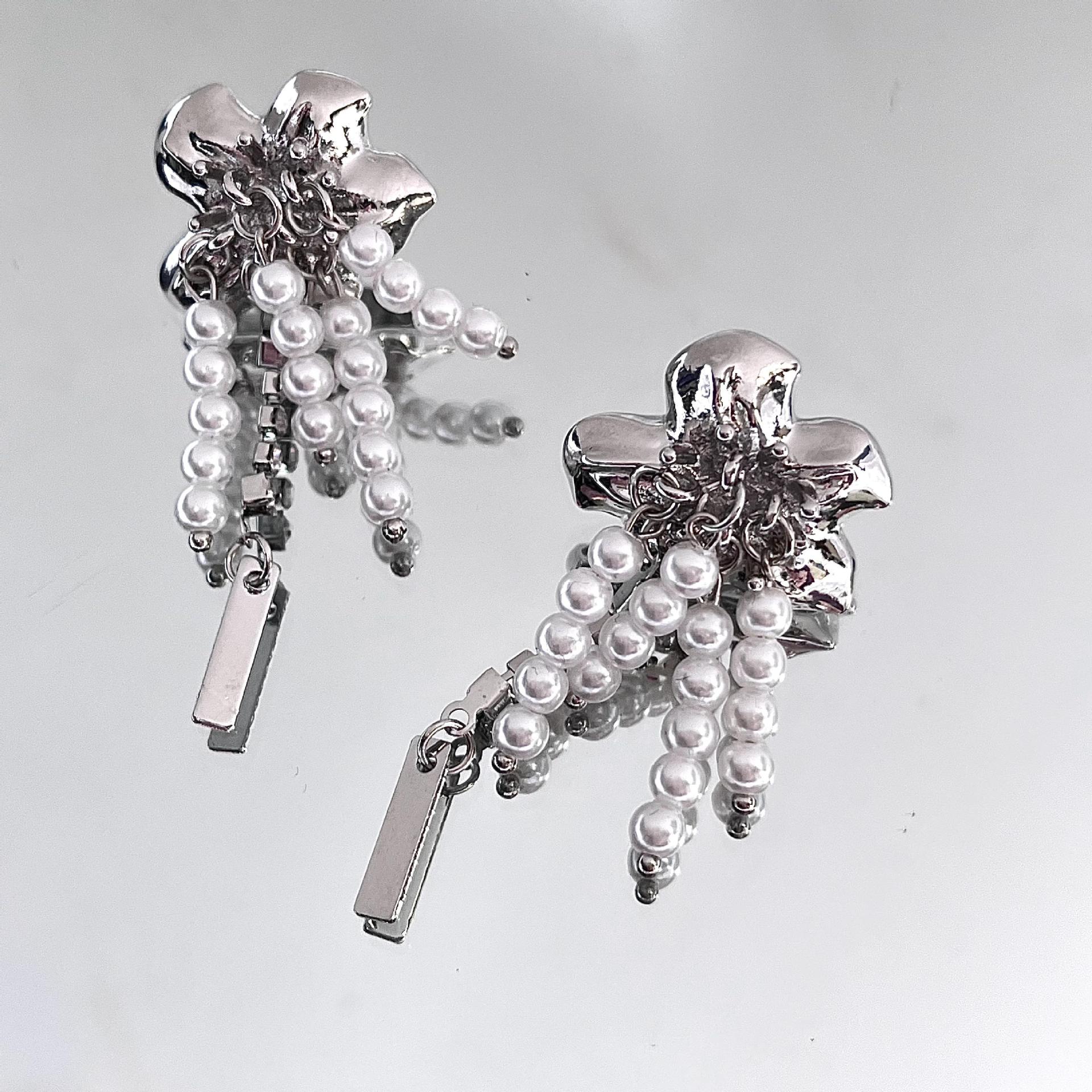 Fashion Retro Baroque Pearl Tassel Dried Small Flower Non-piercing Ear Hooks Women display picture 5