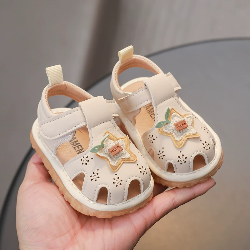 Летние детские мультяшные милые тапочки в стиле Crocs, для девочек раннего возраста, лето 2025, мягкая подошва
