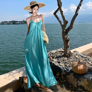 蓝色立体花朵性感挂脖露背绑带连衣裙女夏季多巴胺海边度假沙滩裙
